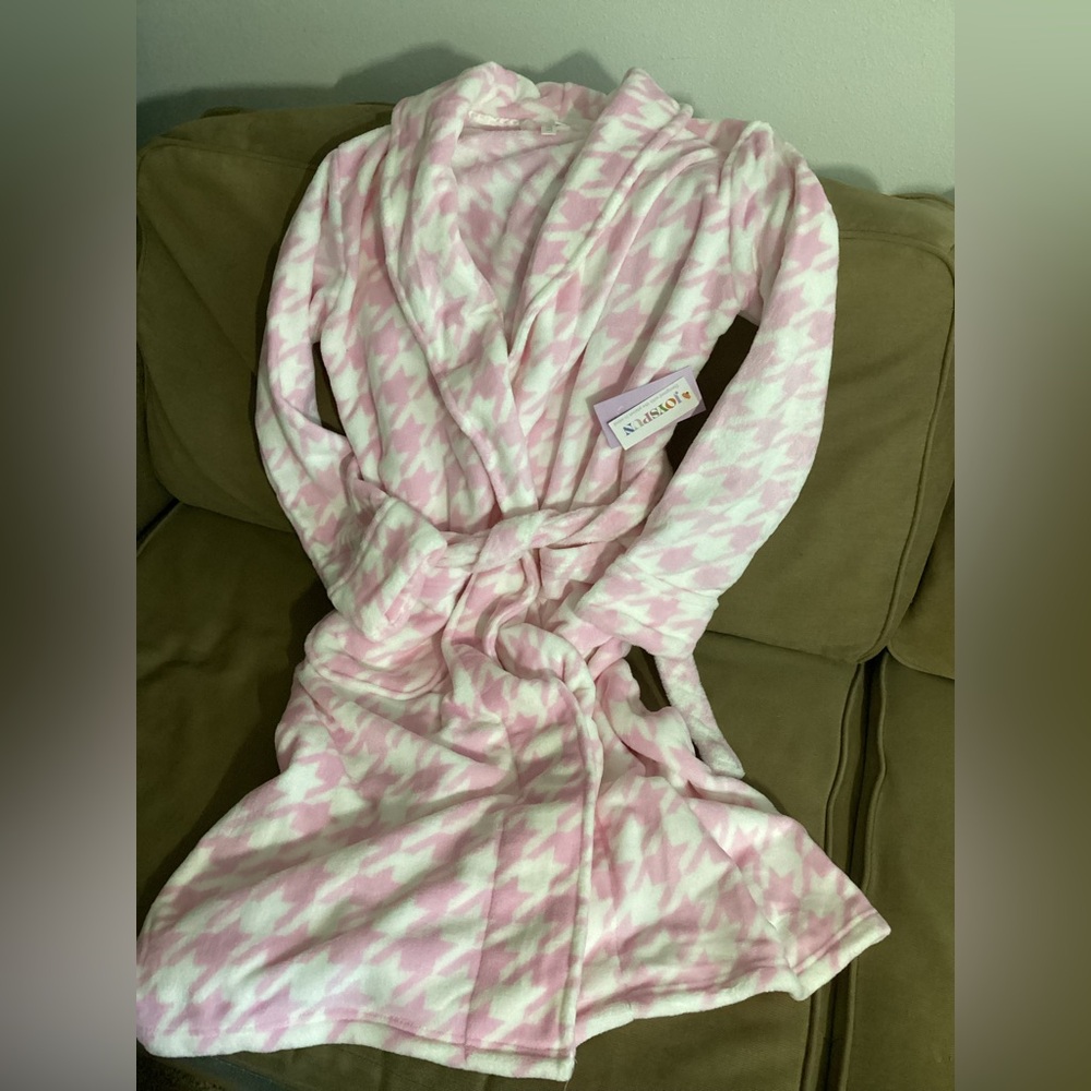 Woman’s Robe - Picture 2 of 6